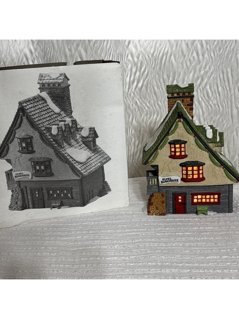 Dept 56 Heritage North Pole Series “Elf Bunkhouse” Light & Box Mint #5601-4